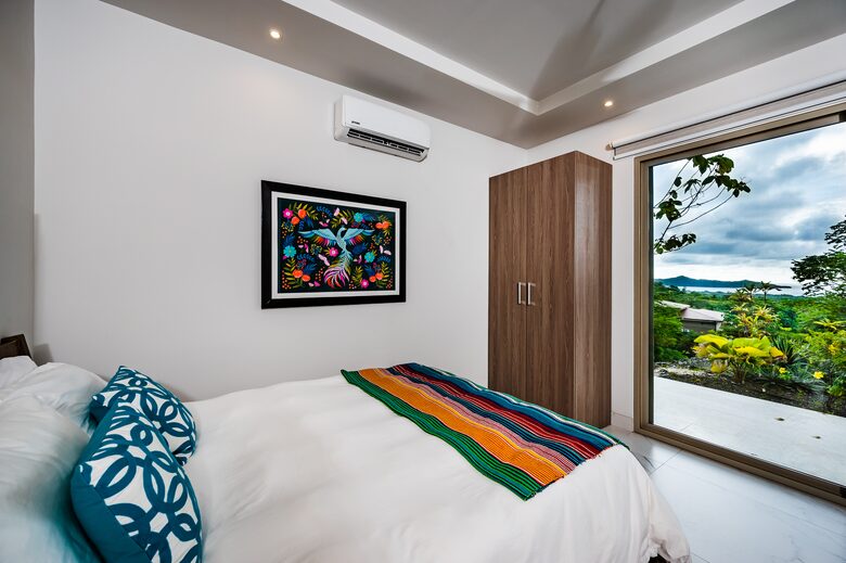 2 Queen Bedroom with View