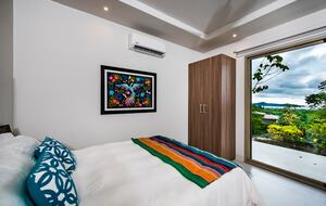 2 Queen Bedroom with View
