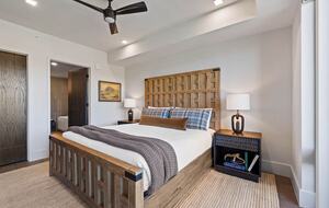 Top-Floor Frisco Retreat with Hot Tub & Mountain Views - Frisco, Colorado