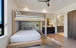 Top-Floor Frisco Retreat with Hot Tub & Mountain Views - Frisco, Colorado
