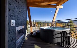 Top-Floor Frisco Retreat with Hot Tub & Mountain Views - Frisco, Colorado