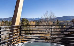 Top-Floor Frisco Retreat with Hot Tub & Mountain Views - Frisco, Colorado