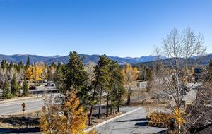 Top-Floor Frisco Retreat with Hot Tub & Mountain Views - Frisco, Colorado