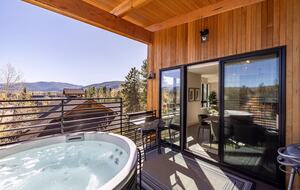 Top-Floor Frisco Retreat with Hot Tub & Mountain Views - Frisco, Colorado