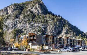 Top-Floor Frisco Retreat with Hot Tub & Mountain Views - Frisco, Colorado