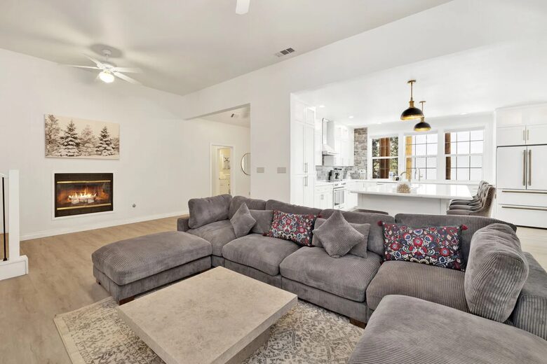 Large Alpine Retreat in Castle Glen Estates - Big Bear Lake, California