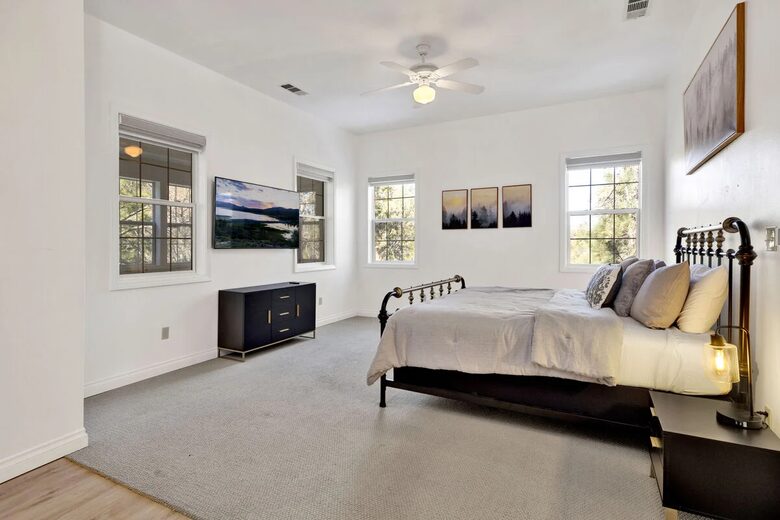 Large Alpine Retreat in Castle Glen Estates - Big Bear Lake, California