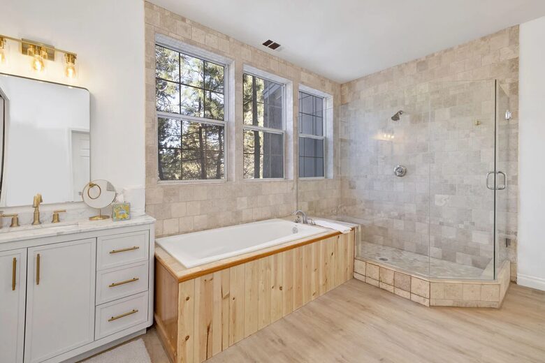 Large Alpine Retreat in Castle Glen Estates - Big Bear Lake, California