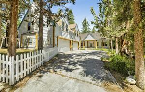 Large Alpine Retreat in Castle Glen Estates - Big Bear Lake, California