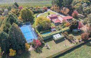 A Country House Above the Vines - Canobolas, Australia