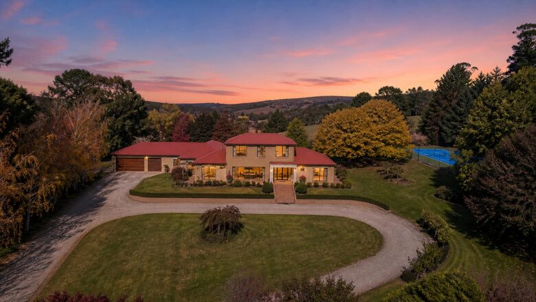 A Country House Above the Vines - Canobolas, Australia