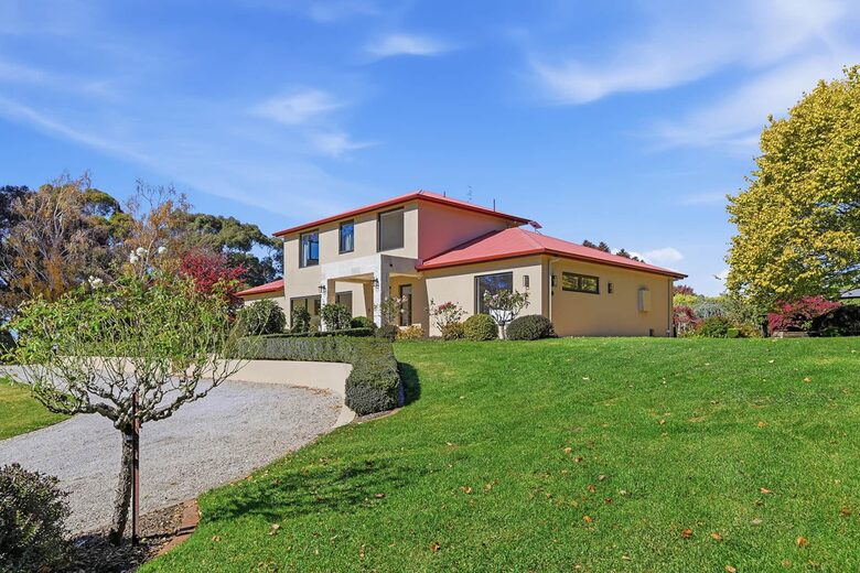 A Country House Above the Vines - Canobolas, Australia