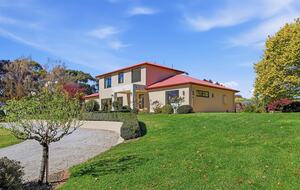 A Country House Above the Vines - Canobolas, Australia