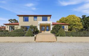 A Country House Above the Vines - Canobolas, Australia