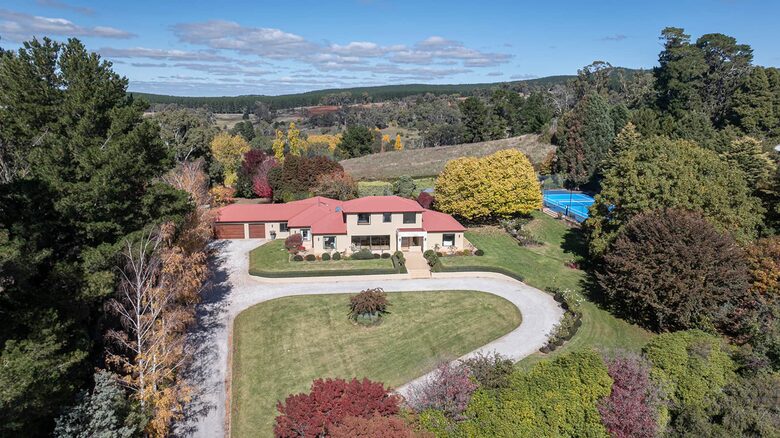 A Country House Above the Vines - Canobolas, Australia