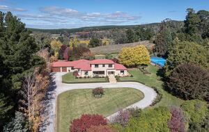 A Country House Above the Vines - Canobolas, Australia