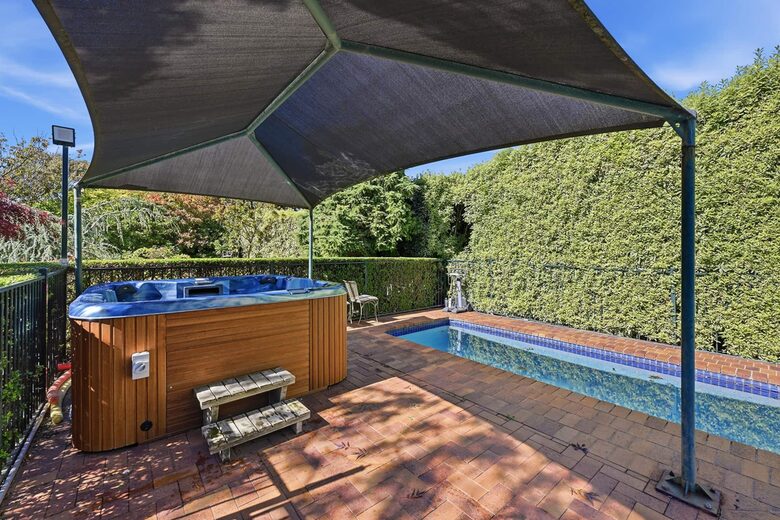 A Country House Above the Vines - Canobolas, Australia
