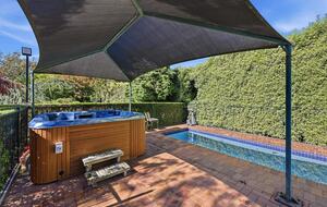 A Country House Above the Vines - Canobolas, Australia