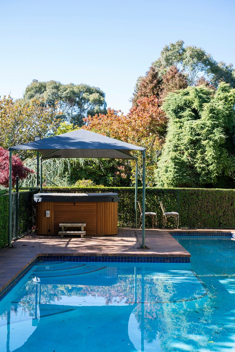A Country House Above the Vines - Canobolas, Australia
