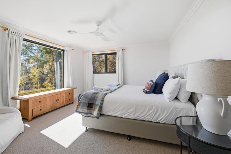 A Country House Above the Vines - Canobolas, Australia