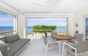 Grand Cayman Beachfront Stay with Ocean Views located on Seven Mile Beach - George Town, Cayman Islands