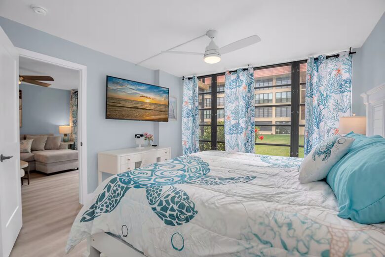 Waterfront Condo with Lanai and Beach Access - Indian Shores, Florida