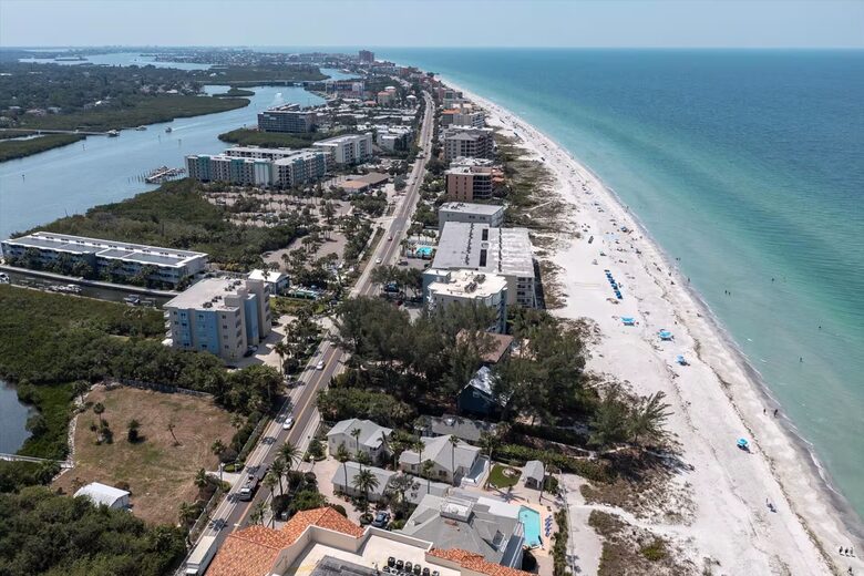 Waterfront Condo with Lanai and Beach Access - Indian Shores, Florida