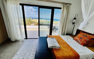Hauptschlafzimmer mit Balkon und Aussicht