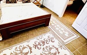 Schlafzimmer im Keller mit Doppelbett und eigenem Bad