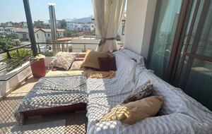 Ledersofas auf dem obersten Balkon mit Meerblick