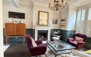Refined Fulham Home with serene Courtyard - London, United Kingdom