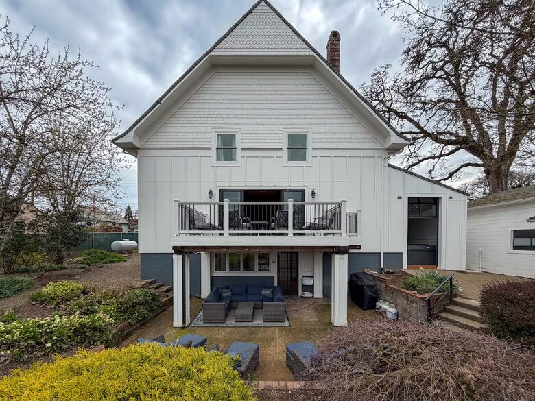 Restored 1902 Landmark in Willamette Valley - Carlton, Oregon