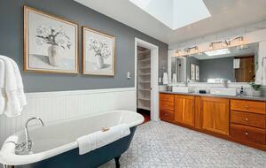 Restored 1902 Landmark in Willamette Valley - Carlton, Oregon