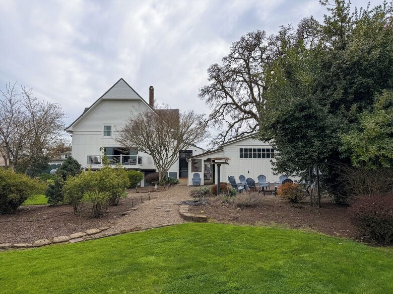 Restored 1902 Landmark in Willamette Valley - Carlton, Oregon