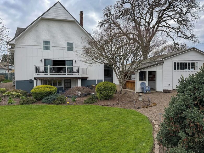 Restored 1902 Landmark in Willamette Valley - Carlton, Oregon