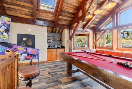 Top Floor Game Room w/Pinball, Billiards, Pub Table, Wet Bar