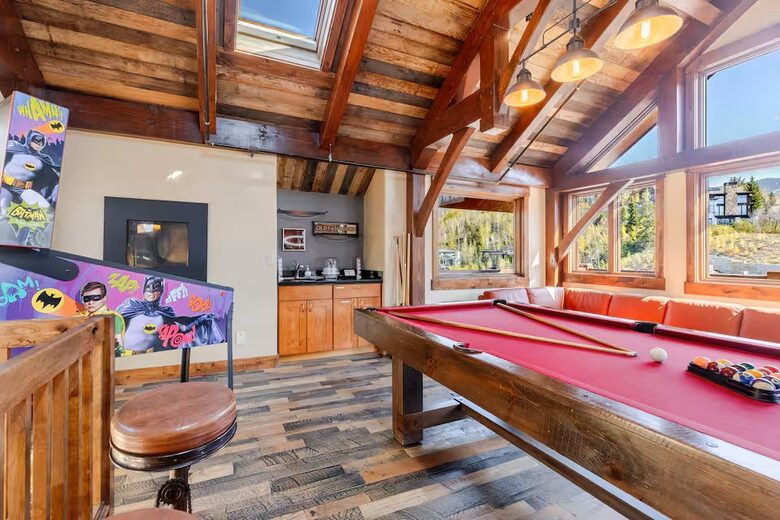 Top Floor Game Room w/Pinball, Billiards, Pub Table, Wet Bar