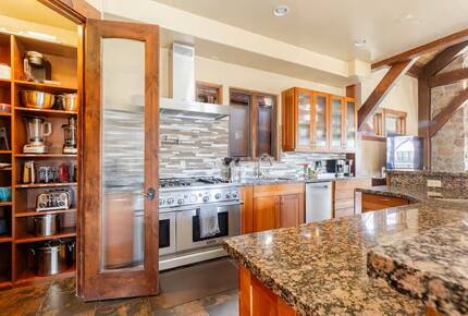 Chefs Kitchen with Fully-stocked appliances
