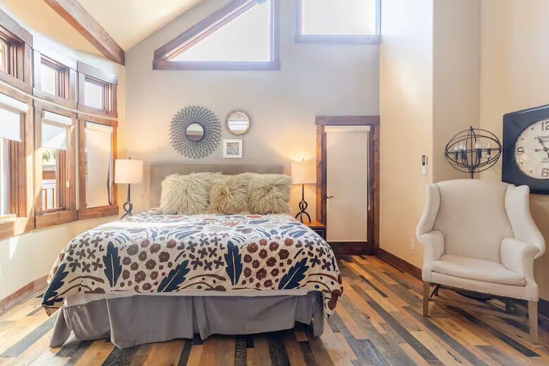 King Bedroom w/ 65" HDTV, Ensuite Bath