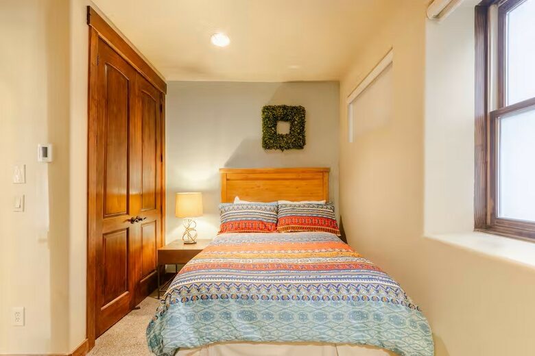 Guest Bedroom w/ Full Size Bed, Ensuite Bath