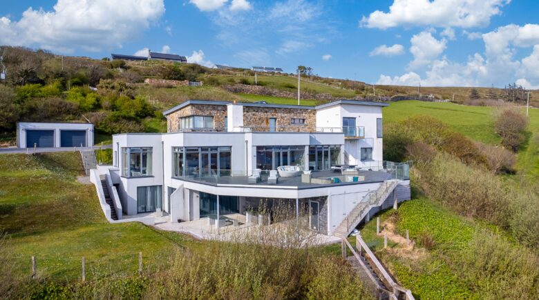 "Suaimhneas" Villa with castle and sea views on Connemara’s Sky Road - Clifden, Ireland