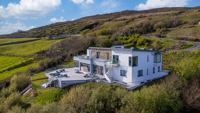 "Suaimhneas" Villa with castle and sea views on Connemara’s Sky Road - Clifden, Ireland