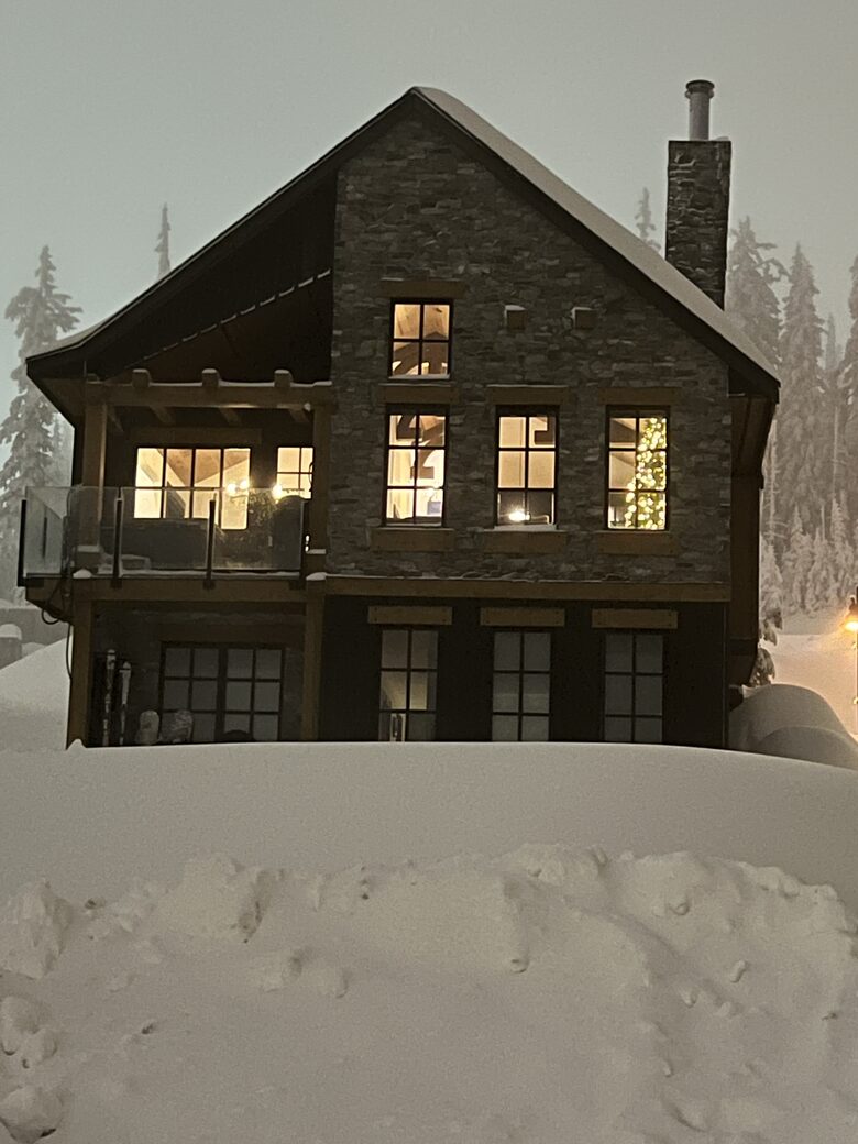 Modern Ski Chalet at Big White Ski Resort - Kelowna (Beaverdale District), Canada