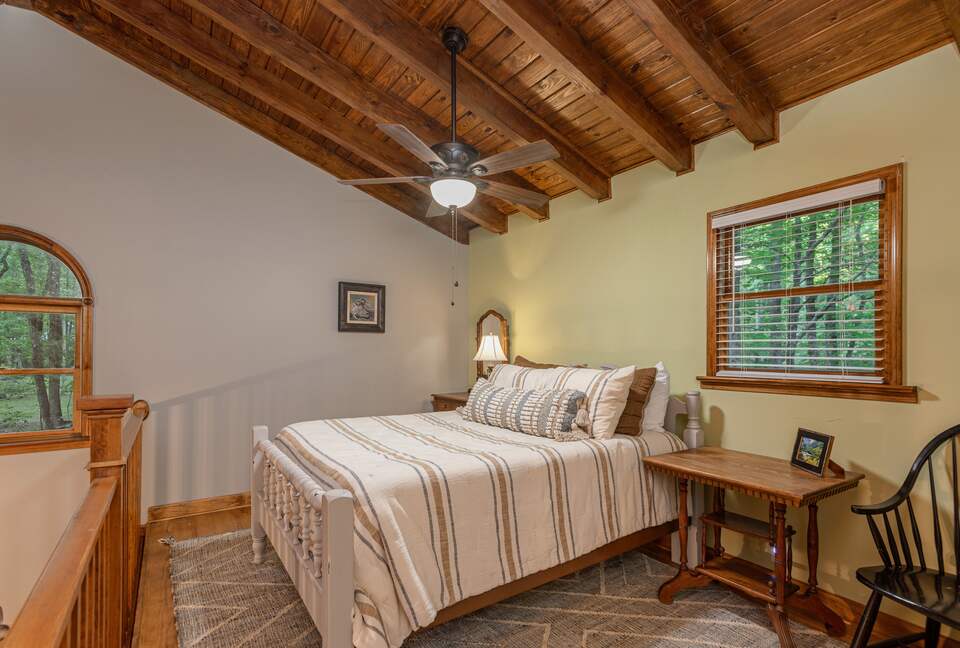 Upstairs Loft room w/full bed