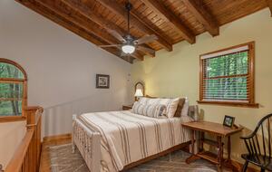 Upstairs Loft room w/full bed