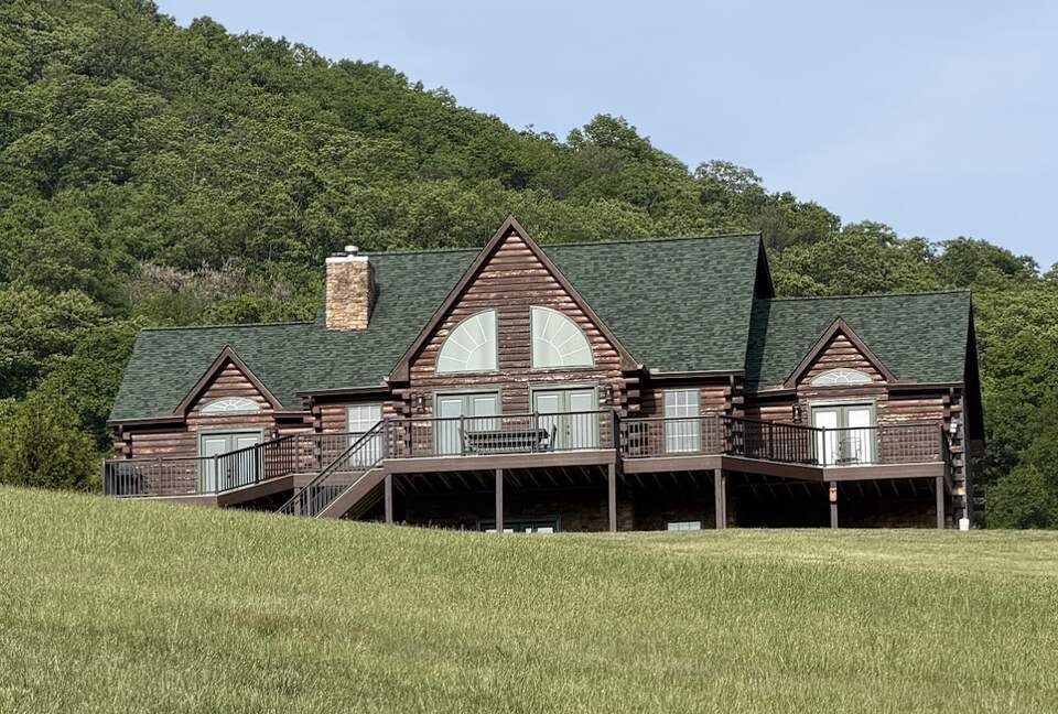 Shenandoah Valley Log Retreat with Mountain Views - Bentonville, Virginia