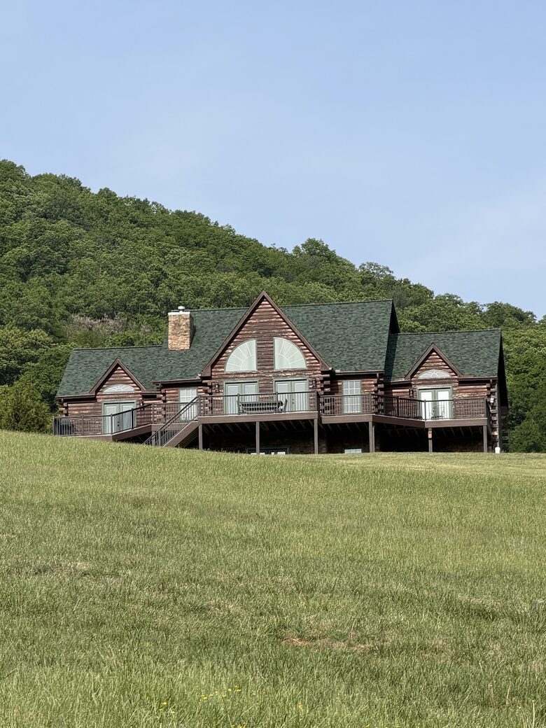 Shenandoah Valley Log Retreat with Mountain Views - Bentonville, Virginia