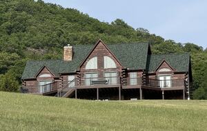 Shenandoah Valley Log Retreat with Mountain Views - Bentonville, Virginia