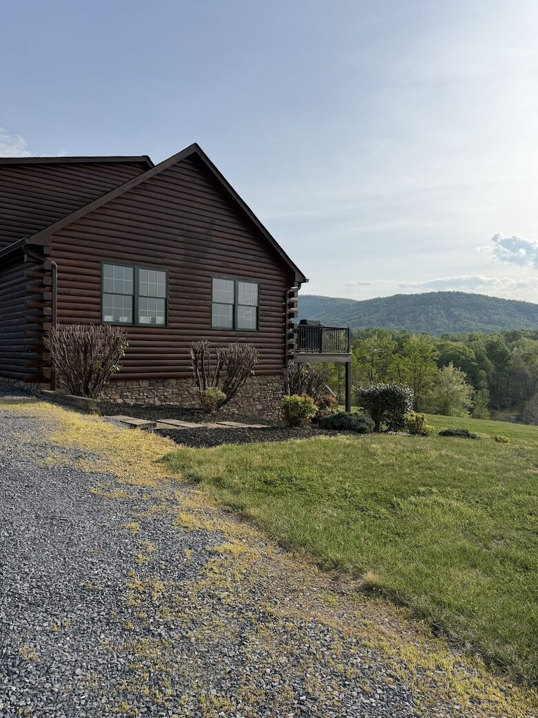 Shenandoah Valley Log Retreat with Mountain Views - Bentonville, Virginia