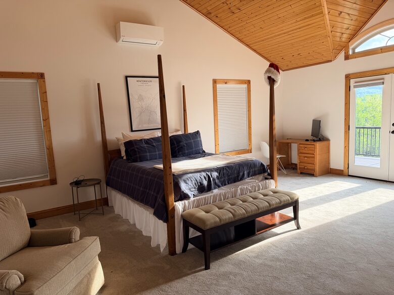 Shenandoah Valley Log Retreat with Mountain Views - Bentonville, Virginia